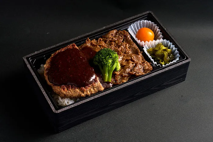 大阪焼肉・ホルモン ふたご 黒毛和牛焼肉&ハンバーグ　贅沢黒カレー弁当　