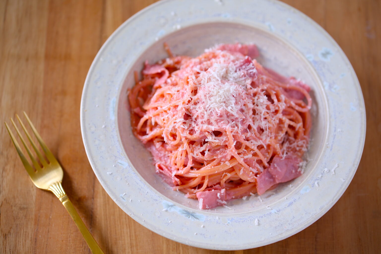「バレンタインにぴったり！鮮やかピンクのビーツクリームパスタ」