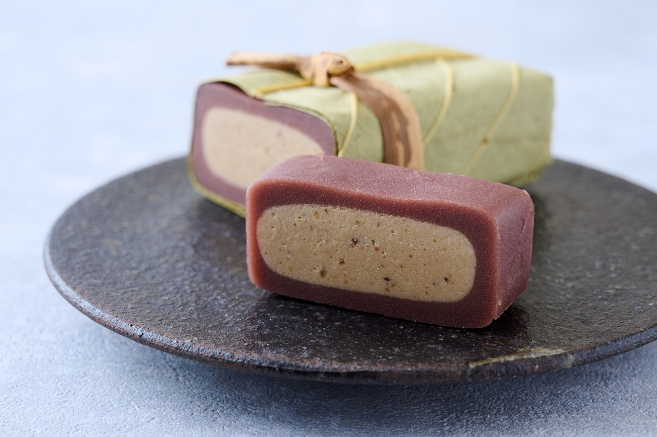 〈恵那川上屋〉の栗菓子「くり壱」は、朴葉の香りをほんのりまとった優しい味わい