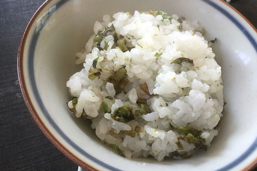 炊き上がったご飯に混ぜるだけ！蕗のとうごはん