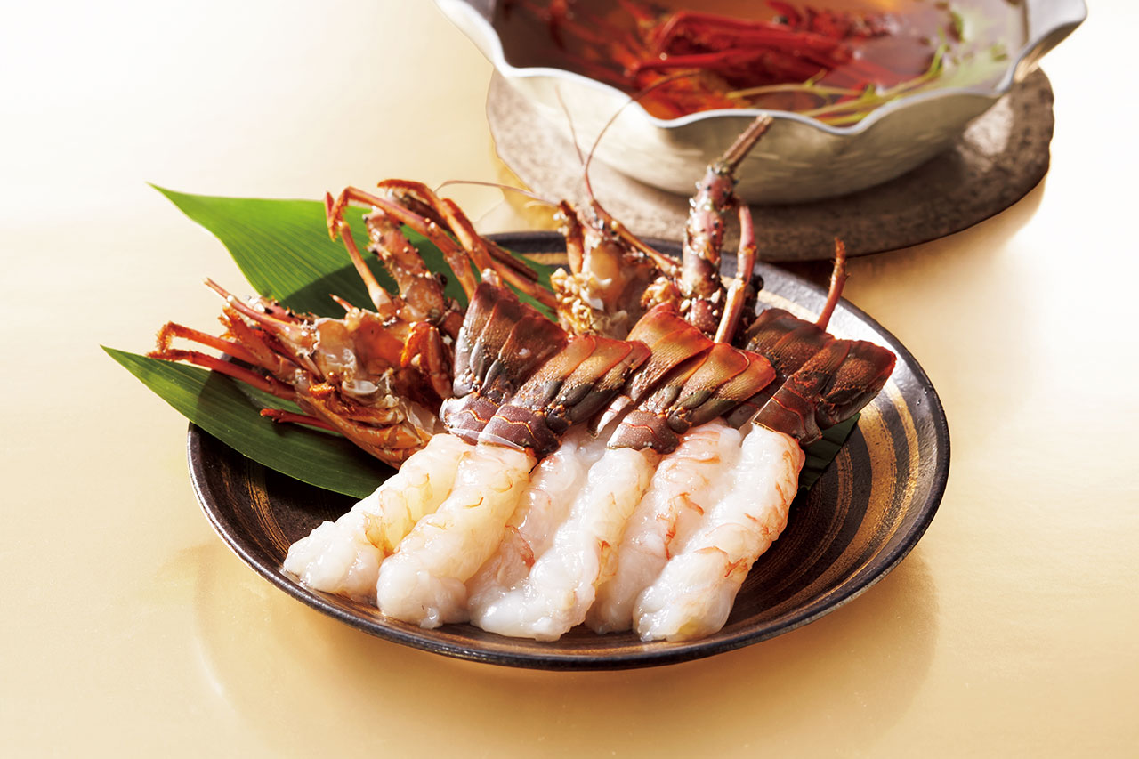 〈季節料理 馳走〉の「伊勢海老のしゃぶしゃぶ」で、素材本来の味わいを贅沢に、そのままに