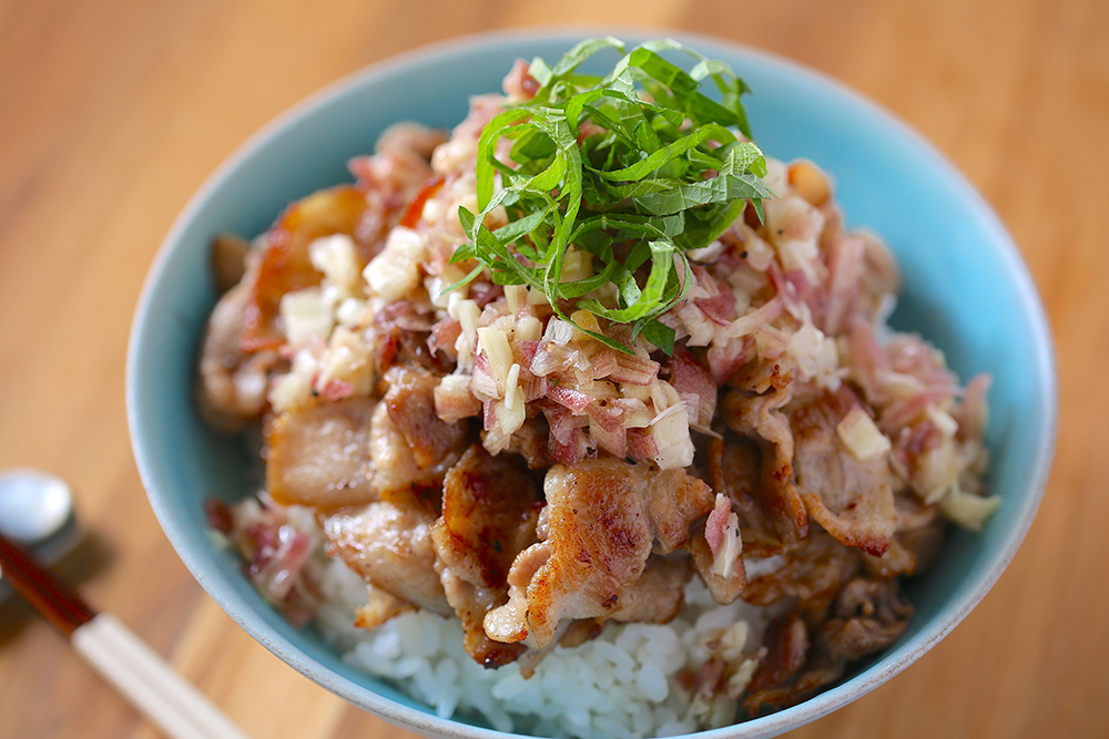 スタミナ満点！「みょうがの塩だれ豚丼」