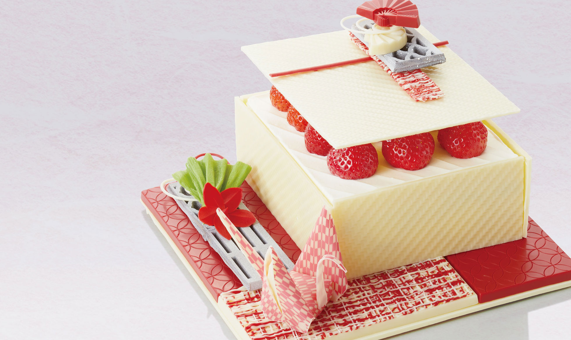 〈ホテル雅叙園東京 PATISSERIE「栞杏1928」〉のクリスマスケーキは、チョコレート細工や折り鶴ショコラを飾った、アートを感じる絶品ケーキ。