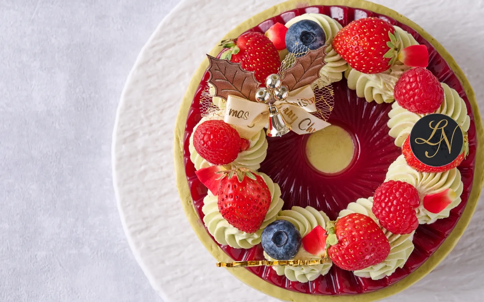 【2025クリスマス】まるでクリスマスリース！〈パティスリー・ル・ネグレスコ〉の限定ケーキはピスタチオ×フランボワーズの優雅な味わい