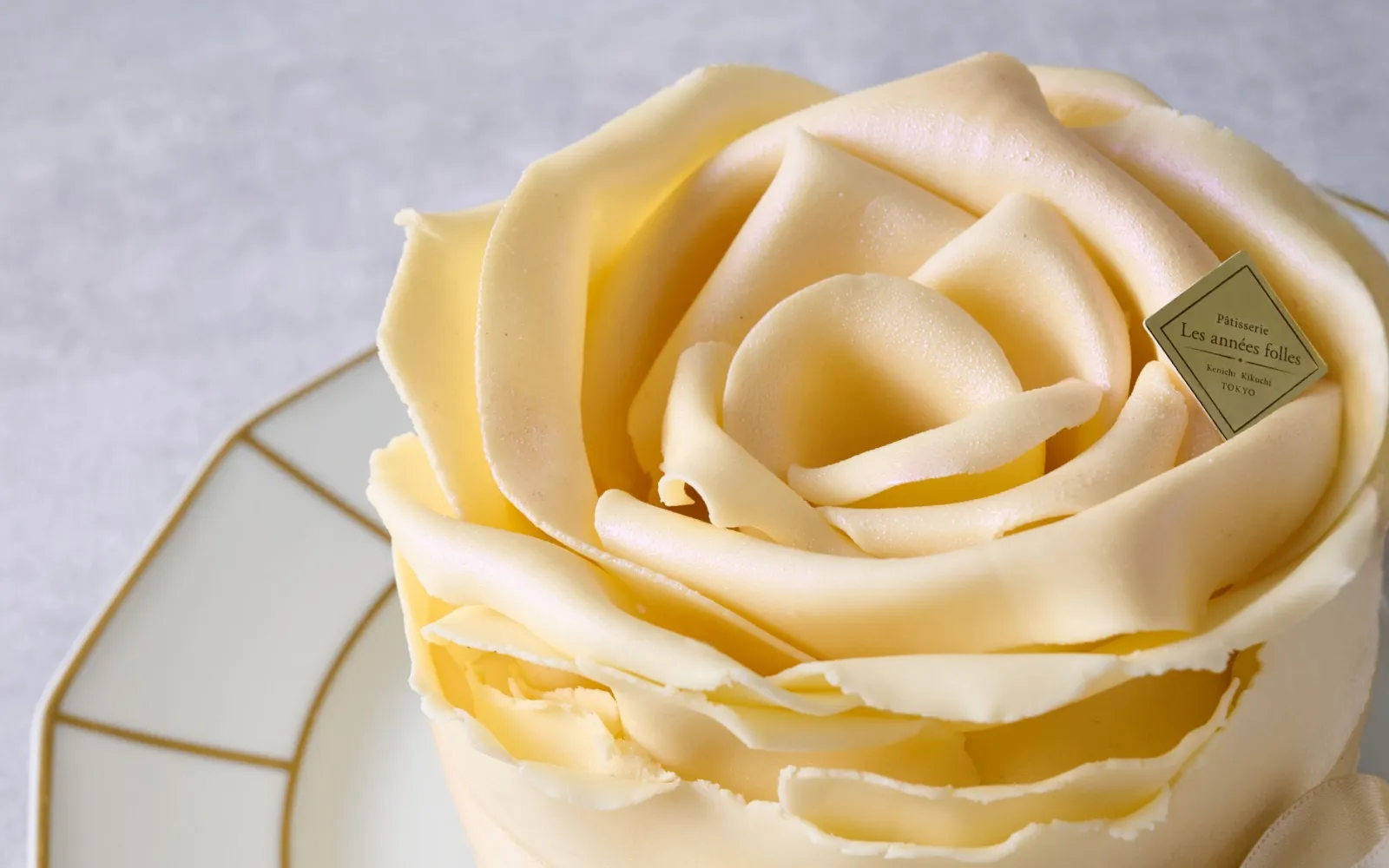 【2025クリスマス】ホワイトチョコの花が咲く！外見と中身のギャップにも注目の〈パティスリー レザネフォール〉の東急百貨店限定ケーキ