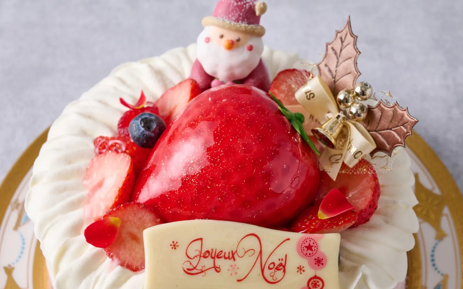 【2025クリスマス】巨大な苺？〈ホテル インターコンチネンタル 東京ベイ〉の東急百貨店限定ショートケーキは目にも楽しくインパクトも特大！