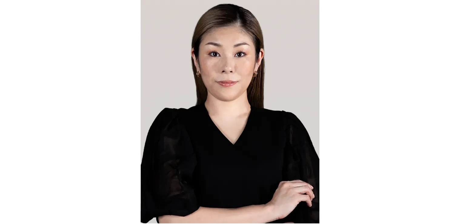 オフィシャルメイクアップアーティストの藤井 絢子さん