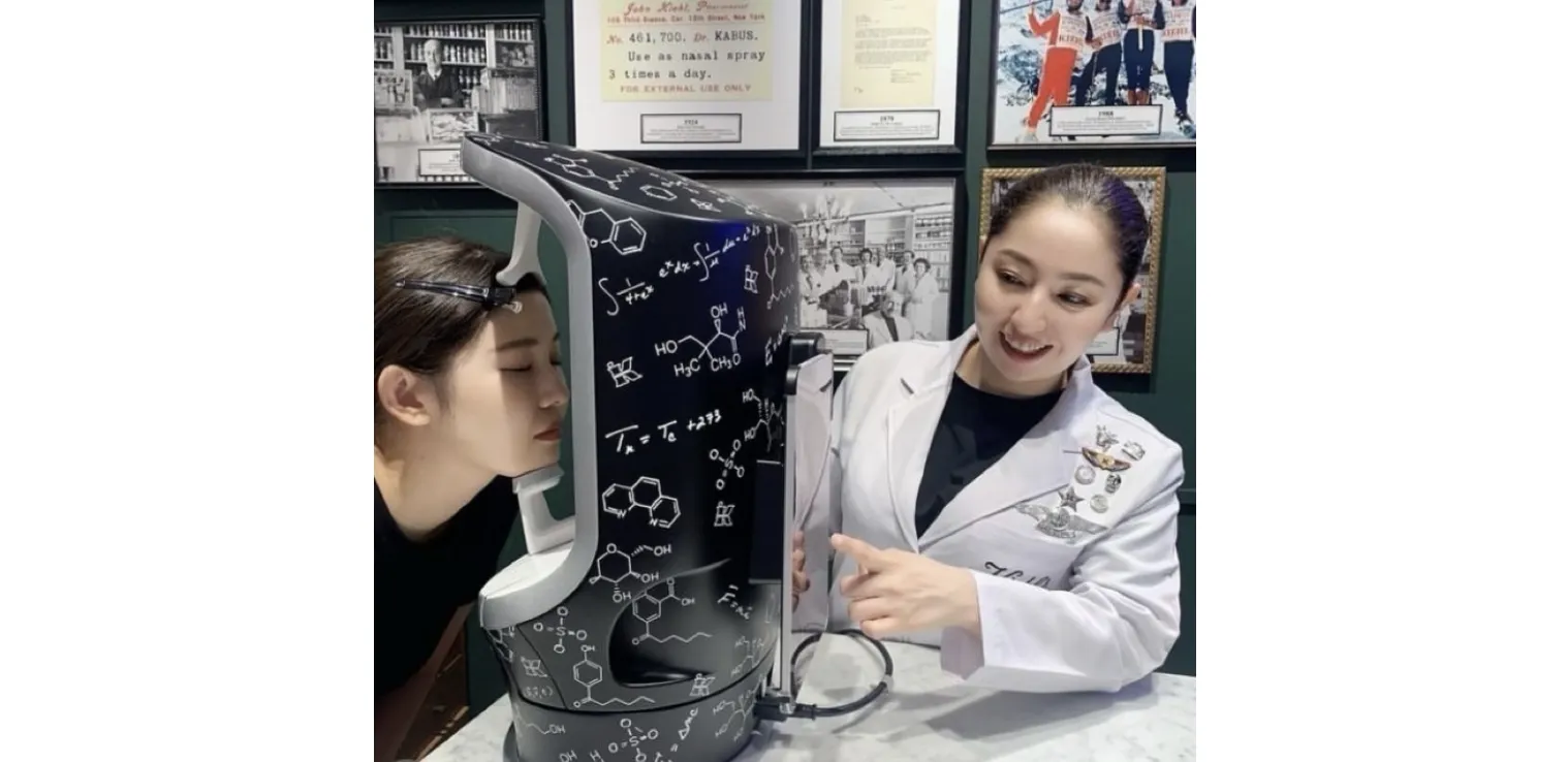 〈キールズ〉「ダーマリーダー」で肌測定