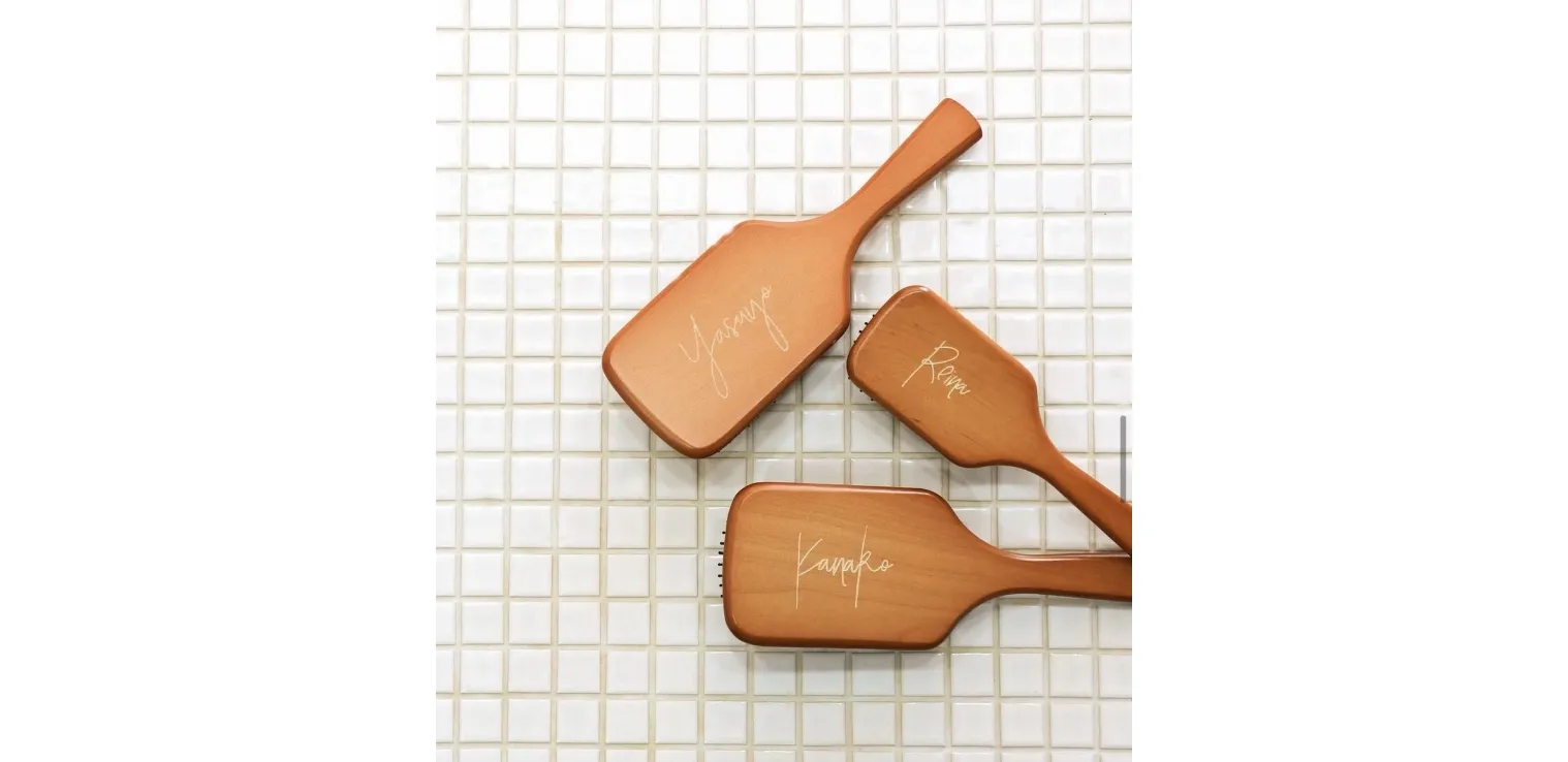 〈アヴェダ〉パドルブラシ刻印サービス