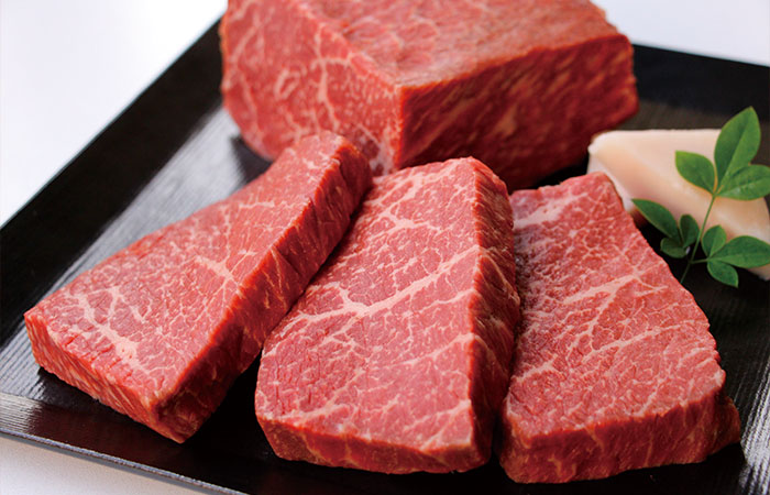 〈精肉あづま〉モモ肉切り売り販売