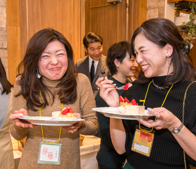 ケーキ(2) 食べているところ