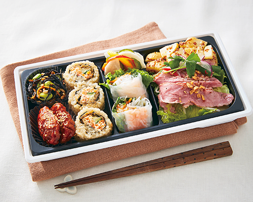 〈アール・エフ・ワン〉 玄米ロール入り30品目のSalad bento