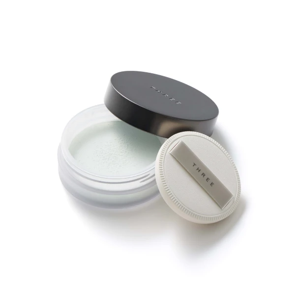 〈スリー〉 THREE アドバンスドエシリアルスムースオペレータールースパウダー