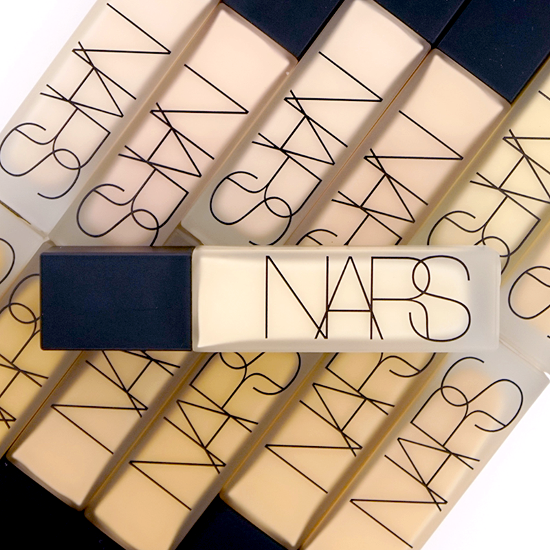 【コスメバイヤーおすすめ】〈NARS(ナーズ)〉のリキッドファンデーション「ナチュラル ロングウェア ファンデーション」。毛穴レスな“シアーマット肌”へ