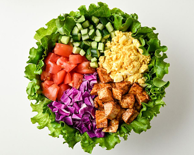 レッドチリチキンのコブサラダ