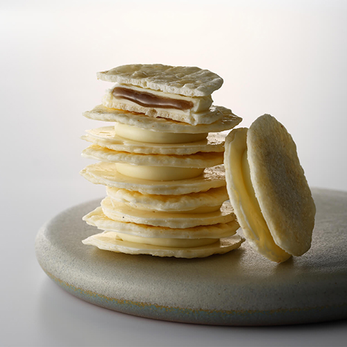 しろえびせんべいにあんこをサンドしたパリとろり食感のサンドせんべい。