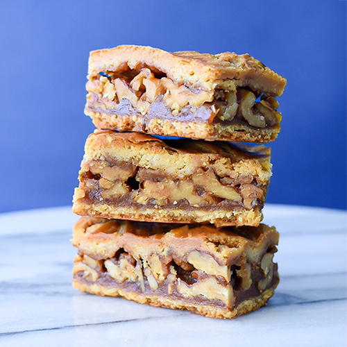 くるみとほろ苦キャラメルをクッキー生地で包んだスイスの伝統菓子エンガディナー。ギフトにもピッタリなパッケージでご用意いたします。