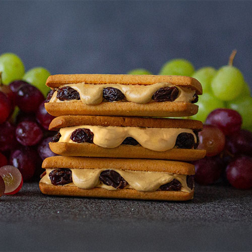 背徳のレーズンバターサンド「トロバタ」。発酵バターを贅沢に使用したクッキーに溢れそうなくらいのレーズンバタークリームが挟まって濃厚リッチな味わいです。