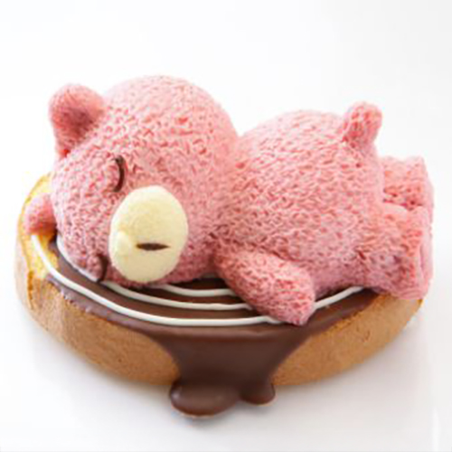 切り株に見立てたロールケーキの上で寝ているクマがとっても可愛い。