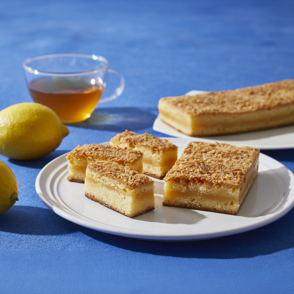 ホワイトチョコレートのブラウニー生地にレモンカードをサンドした夏を感じる甘酸っぱいケーキ。