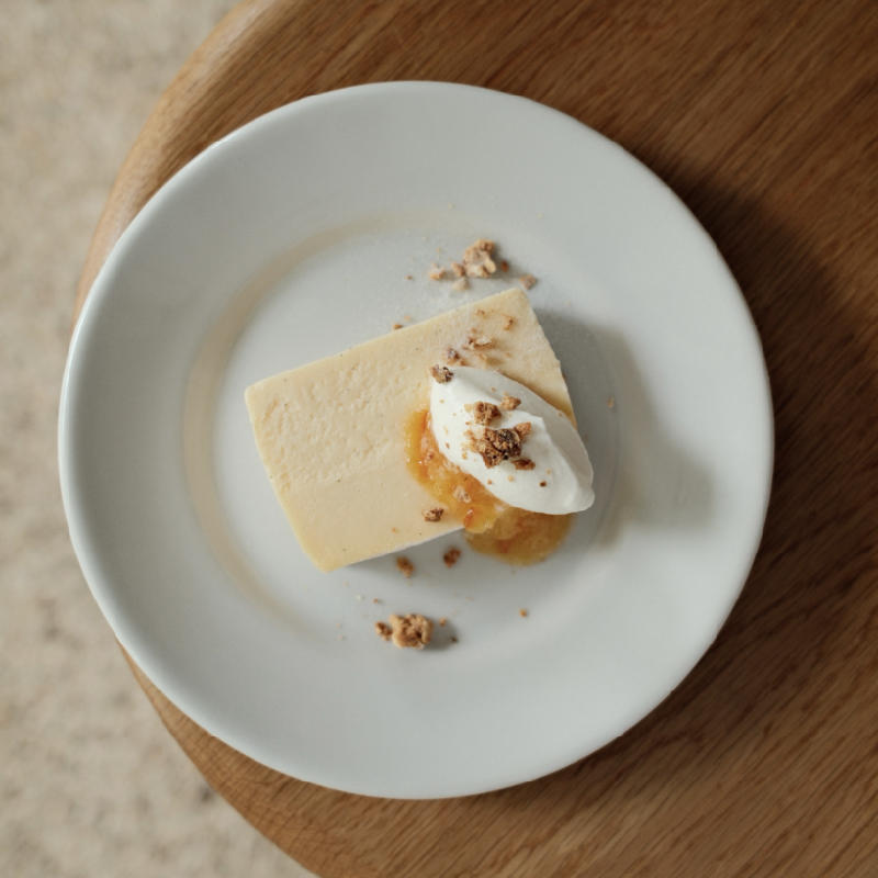 濃厚でなめらかな口どけのチーズテリーヌ。バニラビーンズがやさしく香るテリーヌは、クリームチーズをベースに、コクがありながらも軽やかな味わいに仕上げました。