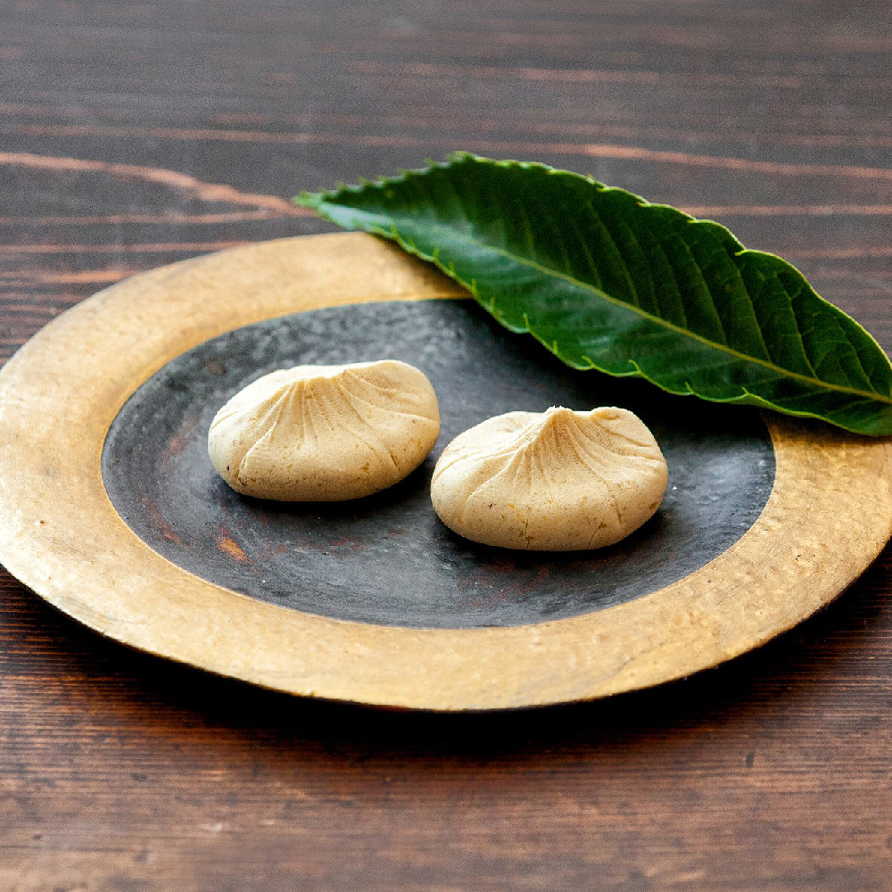 収穫されたばかりの信州伊那栗に少量の砂糖のみで炊き上げ、一つひとつ丁寧に茶巾で絞った秋の銘菓です。