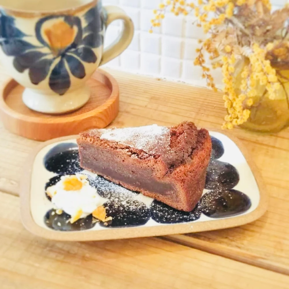 オープン時から大人気のチョコとバターたっぷりの濃厚でしっとりとした自慢のガトーショコラ