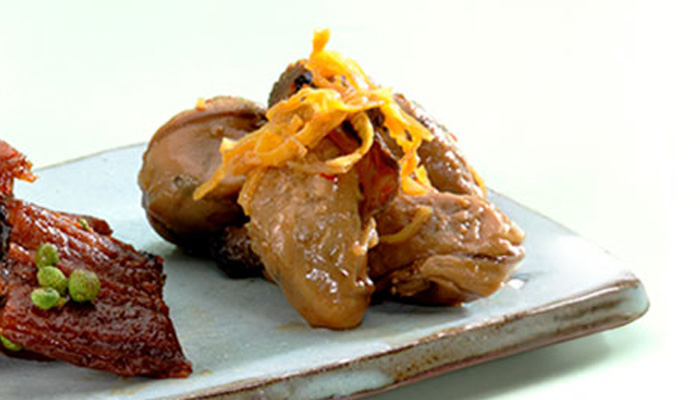 ぷりっぷりの牡蠣を秘伝のタレで炊き上げました。