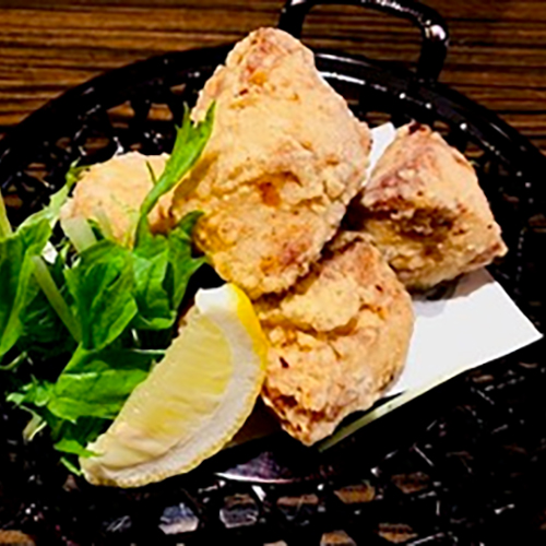 甘みのある沖縄の塩を使い、旨味のある塩味のからあげ。国産若鶏モモ肉を使用。