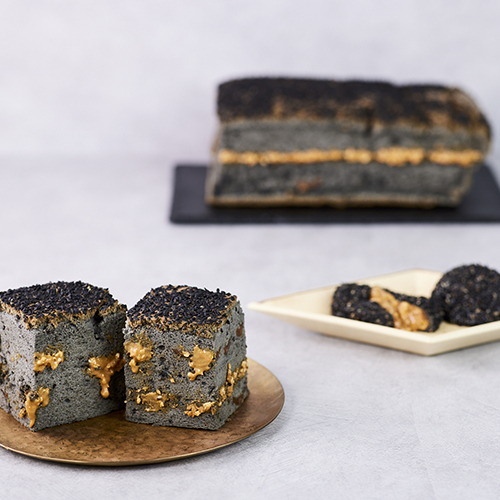 黒胡麻とピーナッツ餡が織りなす、砂利のような独自の食感が特徴です。