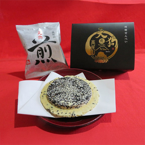 厳選した黒ごまを生地の表と裏に贅沢に使用して、香ばしく焼き上げました。