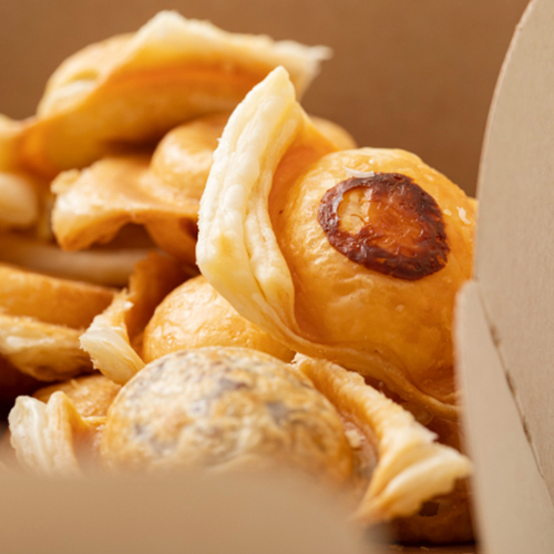 クリームたっぷりパイは食べ応え◎定番はスイートポテト、カスタードアップル、チョコ、カマンベールチーズ