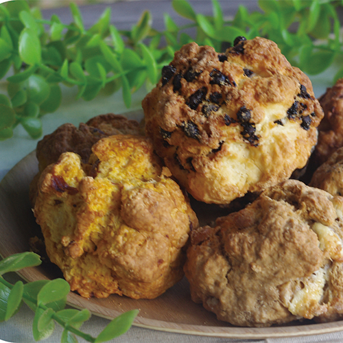 王宮の菓子係が贈る、至高のスコーン。英国の伝統的なレシピを現代に、クイーンズシティの自信作です。厳選した素材で小麦が味わえるように配合ブレンドしました、素材本来の香りを最大限に引き出します。外はサクッと、中はしっとり。一口ごとに広がる素材のコクと小麦の優しい甘みは、まさに「魔法界の日常」を彩る贅沢な味わい。手作りにしか出せない、黄金の食感をお楽しみください。