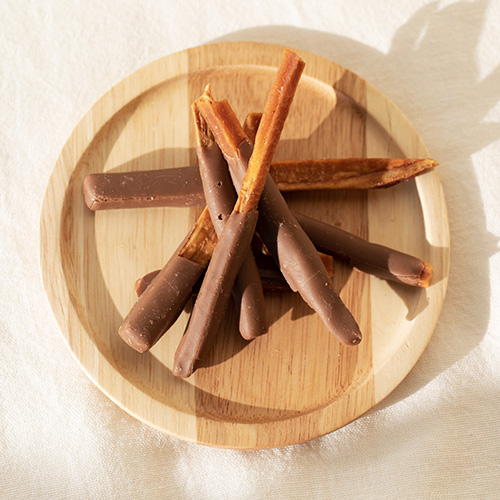 熟成さつまいもの甘みにチョコのコクを合わせた、カリッと香ばしい芋けんぴ。