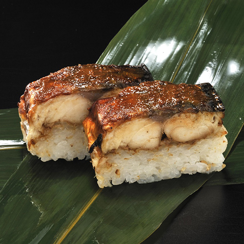 八丁味噌の味と香りを生かしつつ、ホロ甘く調合し、一昼夜漬け込み、味噌を二度塗りながら手焼きしました。