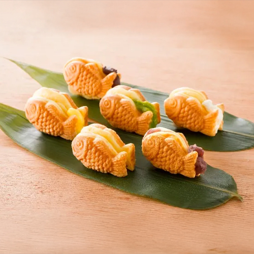 ふんわりとした食感が特長の、かわいらしいひとくちサイズのプチたい焼きです。