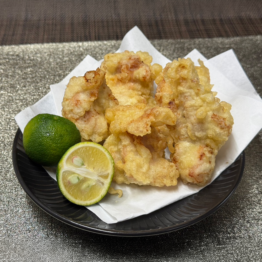 こだわりのタレに漬け込んで、衣はサクッと中はジューシーなとり天に仕上げました。