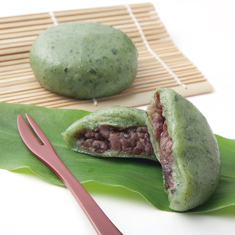 草餅には丁寧に炊き上げた上品な甘さの粒餡がたっぷり。焼いて食べても香ばしく召し上がれます。