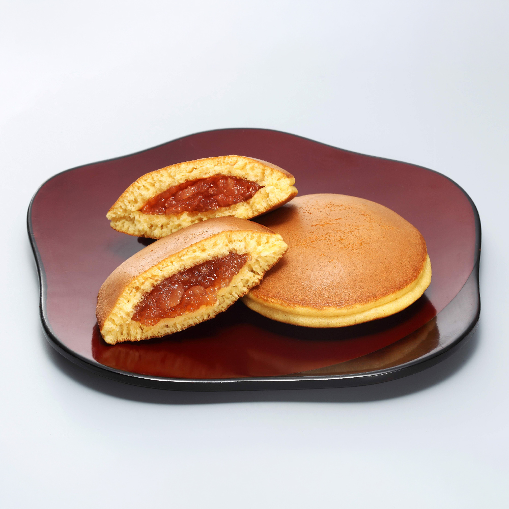 瑞々しい食感の長野県産フジりんごのジャムをバターを使いふんわり焼き上げた皮ではさみました。<br><b>秋の味覚・季節限定販売のどらやき</b>