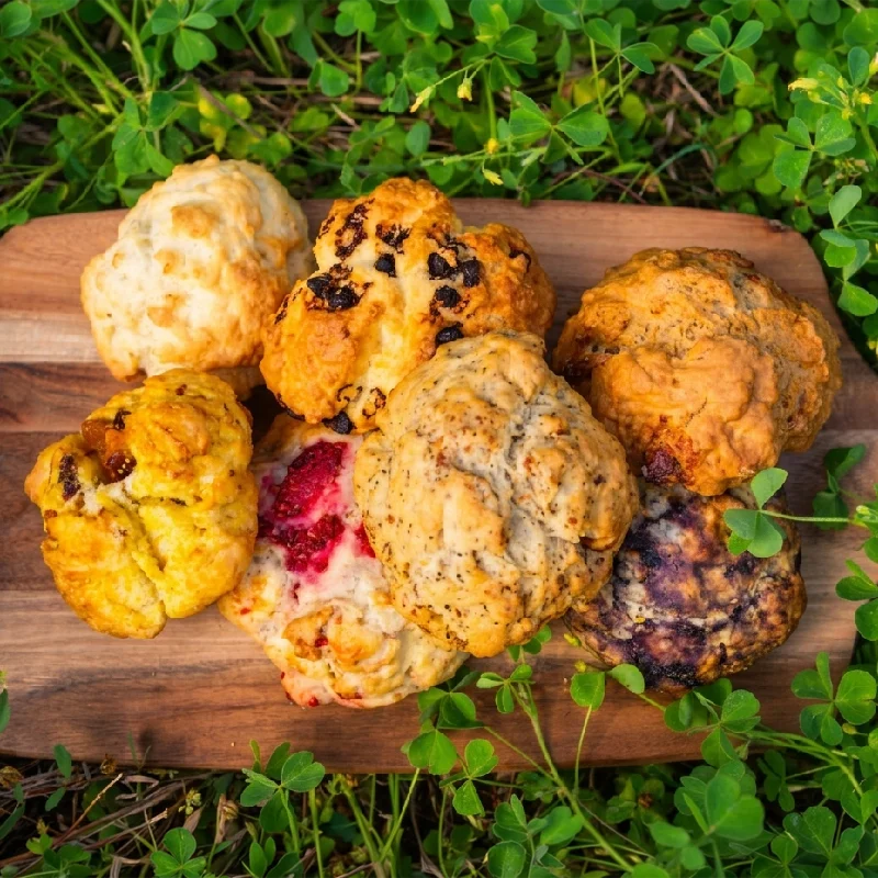 王宮の菓子係が贈る、至高のスコーン。英国の伝統的なレシピを現代に、クイーンズシティの自信作です。厳選した素材で小麦が味わえるように配合ブレンドしました、素材本来の香りを最大限に引き出します。外はサクッと、中はしっとり。一口ごとに広がる素材のコクと小麦の優しい甘みは、まさに「魔法界の日常」を彩る贅沢な味わい。手作りにしか出せない、黄金の食感をお楽しみください。