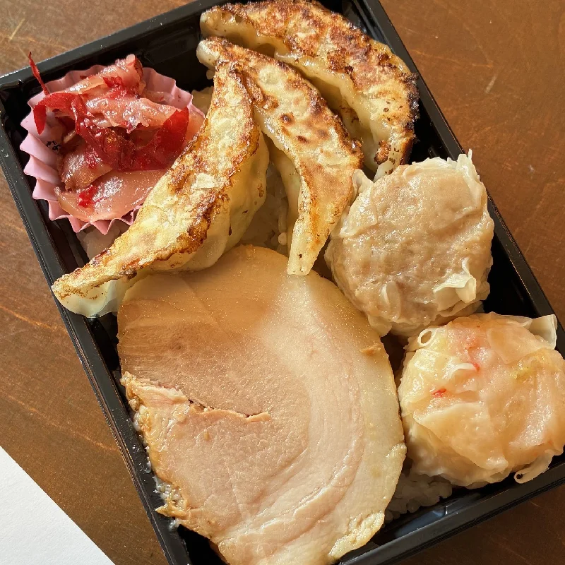 ぎょうざ、しゅうまい、焼豚の入った大満足弁当です。