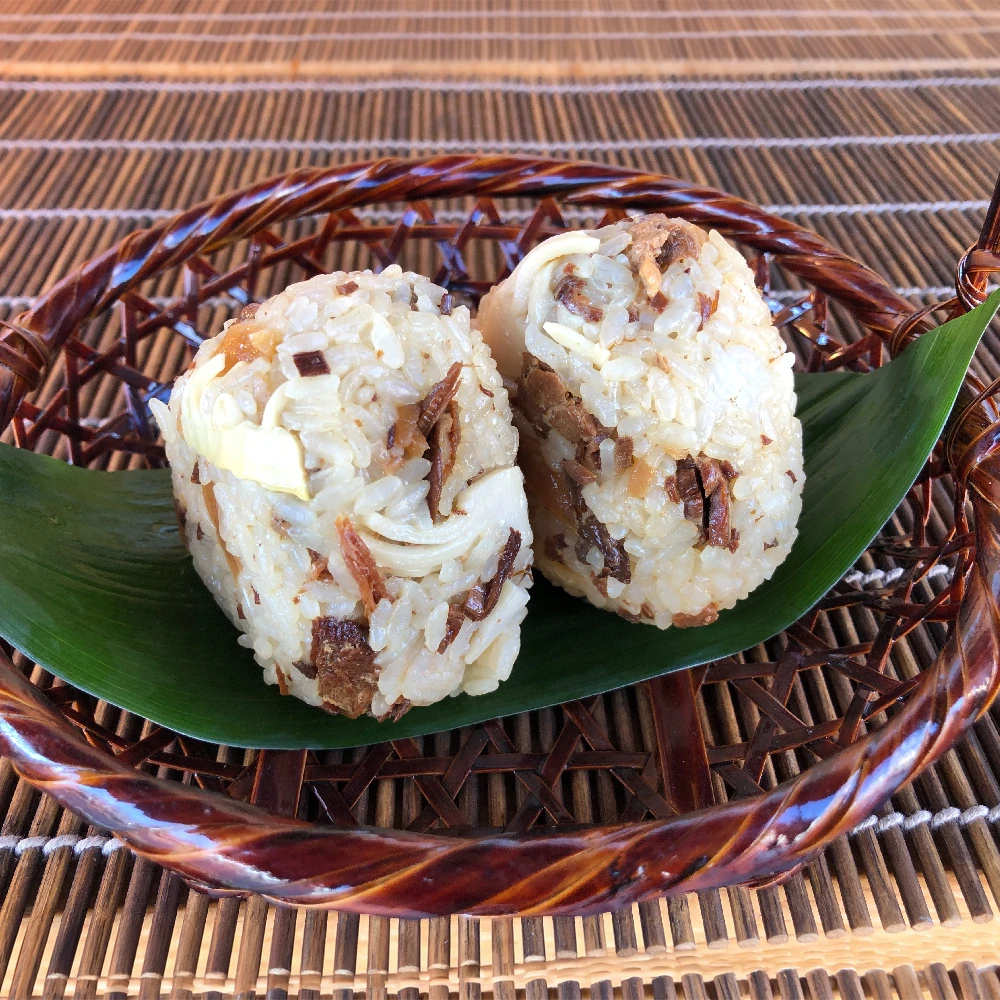やさしい甘みのある　鶏とごぼうの鶏めしです。